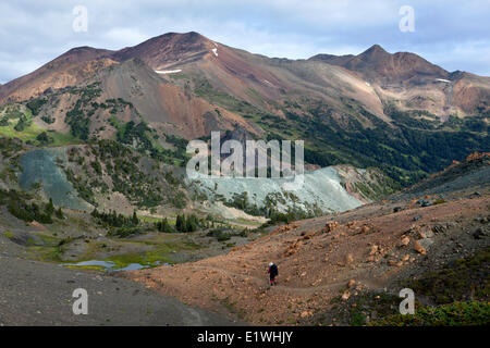 Randonneur descend du col de chameau, le sud de l'Chilcotins, British Columbia, Canada Banque D'Images