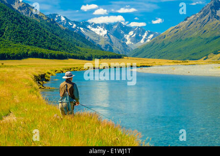 Un homme pêche de mouche sur le rivage, Ahuriri River, Île du Sud, Nouvelle-Zélande, la pêche à la truite Banque D'Images