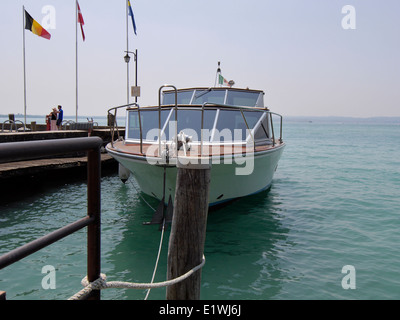 Bateau à moteur à l'embarcadère, Le Lac de Garde Sirmione, Italie Banque D'Images