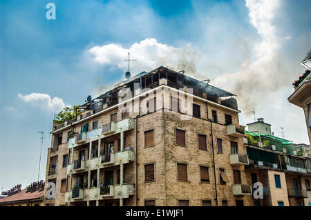 Piémont Turin, Italie. 10 Juin, 2014. Un feu dans la Via Nizza 90. Une intervention rapide des services d'incendie a réduit les dommages et la catastrophe évitée. Credit : Realy Easy Star/Alamy Live News Banque D'Images