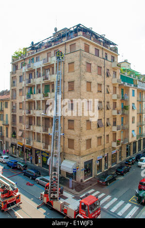 Piémont Turin, Italie. 10 Juin, 2014. Un feu dans la Via Nizza 90. Une intervention rapide des services d'incendie a réduit les dommages et la catastrophe évitée. Credit : Realy Easy Star/Alamy Live News Banque D'Images