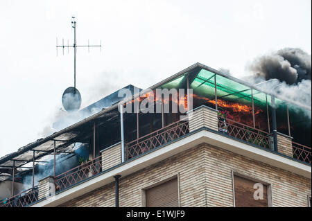 Piémont Turin, Italie. 10 Juin, 2014. Un feu dans la Via Nizza 90. Une intervention rapide des services d'incendie a réduit les dommages et la catastrophe évitée. Credit : Realy Easy Star/Alamy Live News Banque D'Images