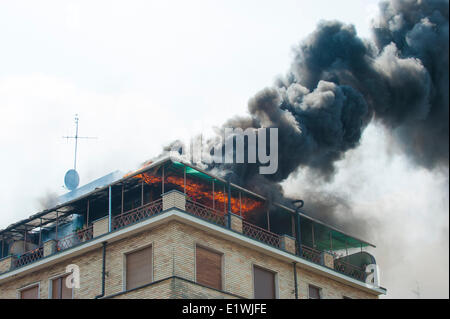 Piémont Turin, Italie. 10 Juin, 2014. Un feu dans la Via Nizza 90. Une intervention rapide des services d'incendie a réduit les dommages et la catastrophe évitée. Credit : Realy Easy Star/Alamy Live News Banque D'Images