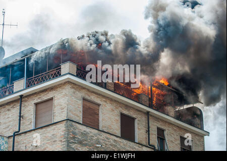 Piémont Turin, Italie. 10 Juin, 2014. Un feu dans la Via Nizza 90. Une intervention rapide des services d'incendie a réduit les dommages et la catastrophe évitée. Credit : Realy Easy Star/Alamy Live News Banque D'Images