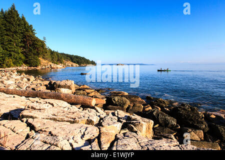 Une famille de canoës sur l'océan Powell River, Sunshine Coast, en Colombie-Britannique. Banque D'Images