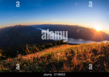 Coucher de soleil sur la plage de Valhalla et de Slocan Lake Michigan Peak. Banque D'Images