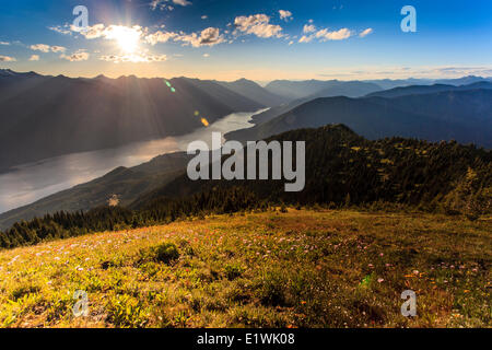 Sunburst sur le lac Slocan de crête. Près de New Denver (Colombie-Britannique). Banque D'Images