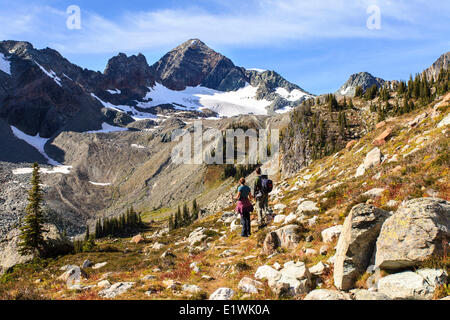 Les randonneurs, hommes et femmes sur le sentier au canyon d'eau vive, gamme de chèvre Provincial Park, British Columbia. Banque D'Images