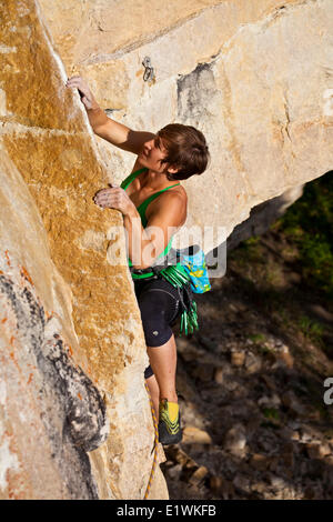 Une forte femme climber travaille sur zombie thriller surnaturel suspense 11d, Silver City, Castle Mtn, Banff, AB Banque D'Images