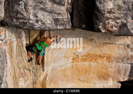 Une forte femme climber travaille sur zombie thriller surnaturel suspense 11d, Silver City, Castle Mtn, Banff, AB Banque D'Images