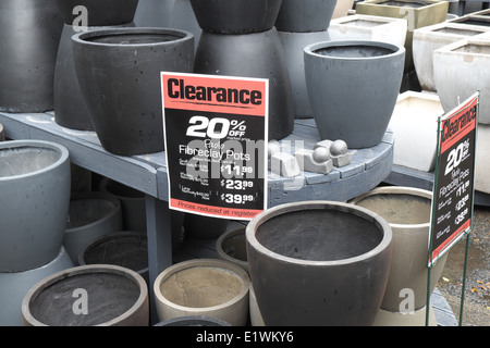 Pots de jardin sur clearane en vente dans un centre jardin australien à Terrey Hills, Sydney, NSW, Australie Banque D'Images