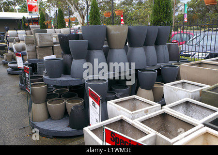 Pots de jardin en vente dans un centre de jardin à Terrey Hills, Sydney, NSW, Australie Banque D'Images