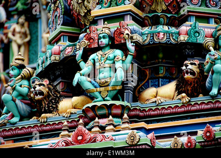 Singapour : des bêtes mythiques, des lions et des décorations sur le gopuram Sikhara porte d'entrée à la tour du Temple Sri Srinivasa par Banque D'Images