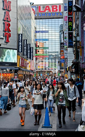 Le centre de la mode pour les moins de 30 foule, Shibuya est une place importante dans la culture populaire japonaise. La zone est remplie de bo Banque D'Images