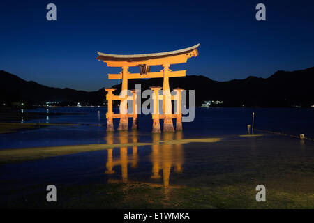 Scène nocturne du géant de torii qui fait partie de l'Itsukushima complexe sur l'île de Miyajima, Japon. Banque D'Images