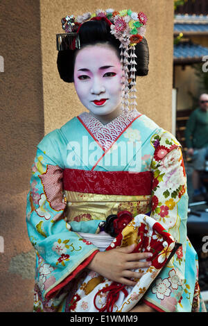 Lors de la visite de l'historique quartier de Higashiyama à Kyoto, il n'est pas rare de voir des geishas et maikos aller faire des courses sur Banque D'Images