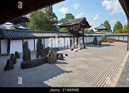 Jardin en pierre sèche sur le côté sud de l'Hojo, ou du bâtiment principal, du Temple Tōfuku-ji à Kyoto, au Japon. Banque D'Images