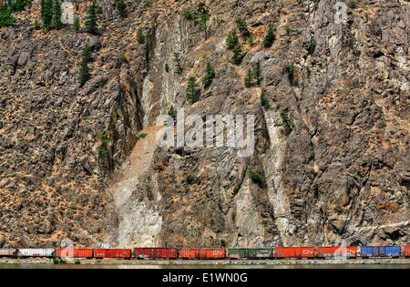 Train de fret qui serpente dans le canyon du Fraser, en Colombie-Britannique, Canada, Darrel Giesbrecht Banque D'Images