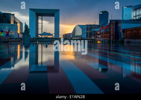 La Grande Arche de la Défense, et les édifices modernes de la Défense, Paris France Banque D'Images