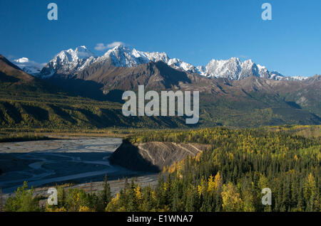 Scène de premières neiges sur les montagnes de Chugach et le long de la rivière Matanuska Glenn Highway, Alaska, USA Banque D'Images