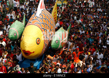 Fêtards, bangladais, mars, lors d'un rallye ,, ,en célébration,, de la nouvelle année, le Bengali, ou "Pohela Boishakh", à Dhaka, Pahe Banque D'Images