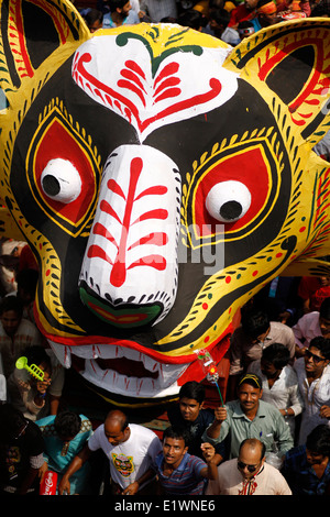 Fêtards, bangladais, mars, lors d'un rallye ,, ,en célébration,, de la nouvelle année, le Bengali, ou "Pohela Boishakh", à Dhaka, Pahe Banque D'Images