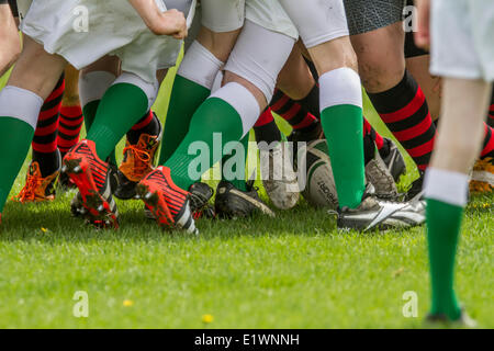 Mêlée de Rugby d'adolescents jouant un jeu de rugby sur une journée ensoleillée. Calgary, Alberta, Canada Banque D'Images