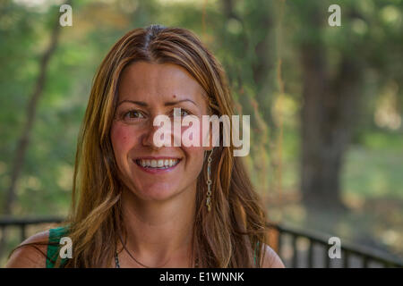 Head shot of woman looking at the camea. Cranbrook, Colombie-Britannique, Canada. Banque D'Images