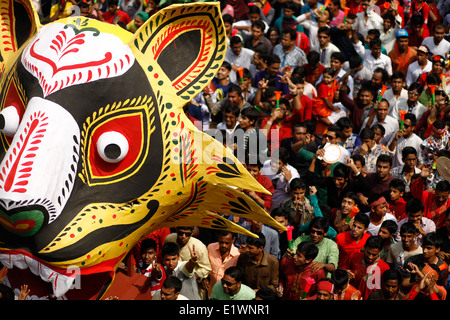 Fêtards, bangladais, mars, lors d'un rallye ,, ,en célébration,, de la nouvelle année, le Bengali, ou "Pohela Boishakh", à Dhaka, Pahe Banque D'Images