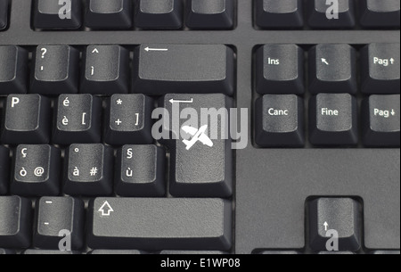 Réservation en ligne travel concept, avion signer sur clavier Banque D'Images