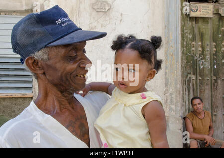 Grand-père et fille avec le père en arrière-plan, La Havane, Cuba Banque D'Images