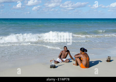 Jeune Cubaine couple on beach, Playas del Este, Guanabo, près de La Havane, Cuba Banque D'Images