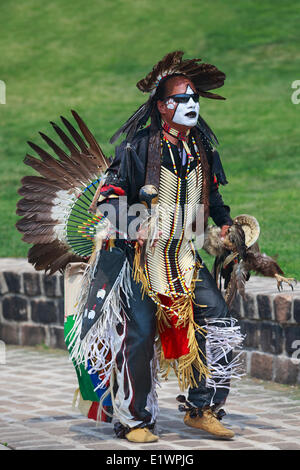 Les Premières Nations dancer en vêtements traditionnels, lors d'un pow-wow cérémonie, Winnipeg, Manitoba, Canada Banque D'Images