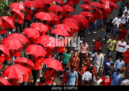 Fêtards, bangladais, mars, lors d'un rallye ,, ,en célébration,, de la nouvelle année, le Bengali, ou "Pohela Boishakh", à Dhaka, Pahe Banque D'Images