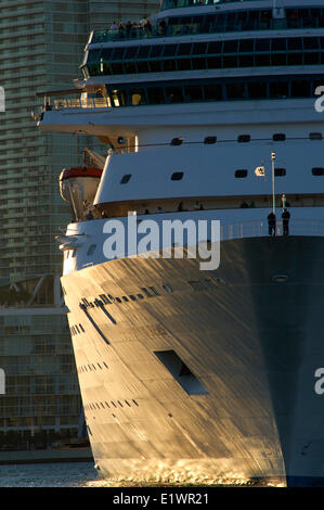 Bateau de croisière dans le port de Miami Banque D'Images