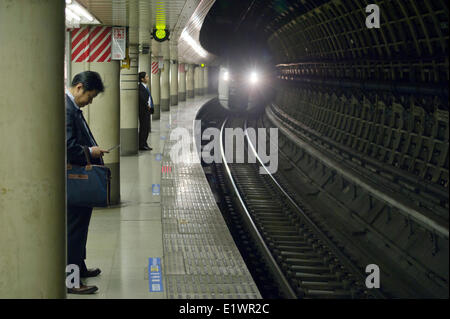 Train en arrivant à une plate-forme à Tokyo Banque D'Images