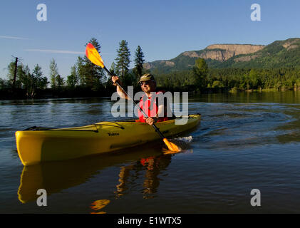 Kayak, rivière Shuswap, Enderby, en Colombie-Britannique, Canada. Monsieur le 026. Banque D'Images