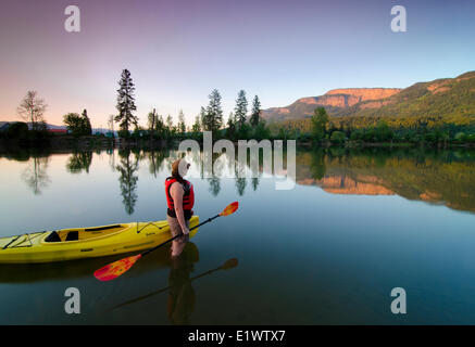 Kayak, rivière Shuswap, Enderby, en Colombie-Britannique, Canada. Monsieur le 027. Banque D'Images