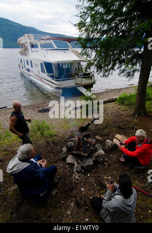 Caravane flottante, Shuswap Lake, près de Salmon Arm, British Columbia, Canada. Banque D'Images