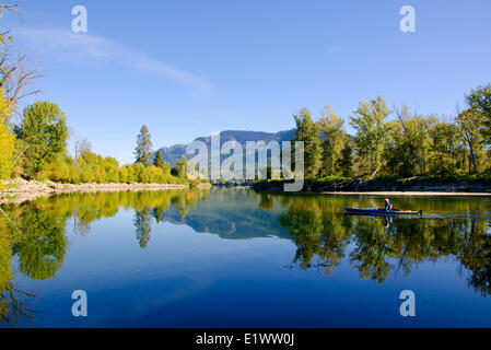 Kayak, rivière Shuswap, Enderby, en Colombie-Britannique, Canada. Banque D'Images