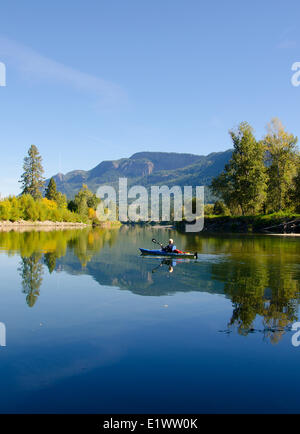 Kayak, rivière Shuswap, Enderby, en Colombie-Britannique, Canada. Banque D'Images