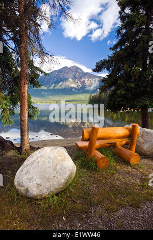 L'âge moyen des hommes assis sur un banc à Pyramid Lake à la montagne Pyramid, Jasper National Park, Alberta, Canada. Banque D'Images