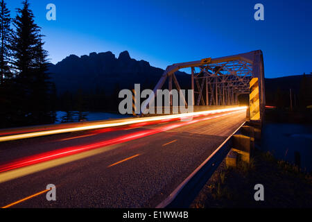 De voiture à pont à Castle Mountain, Banff National Park, Alberta, Canada. Banque D'Images