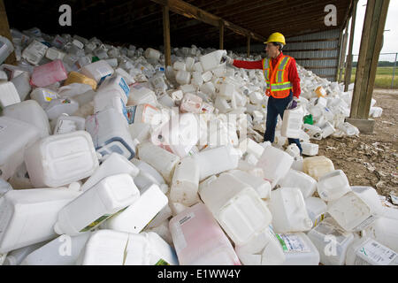 Les conteneurs de tri des travailleurs au centre de recyclage de pesticides, Mountain View County, Alberta, Canada. Banque D'Images