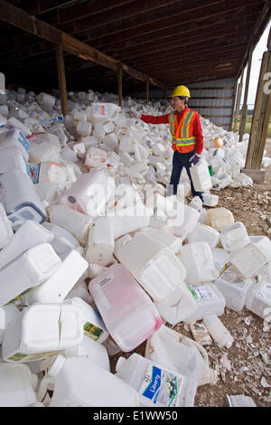 Les conteneurs de tri des travailleurs au centre de recyclage de pesticides, Mountain View County, Alberta, Canada. Banque D'Images