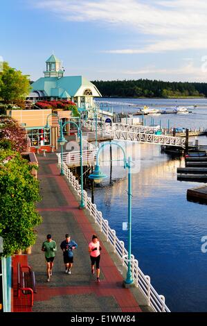 Les coureurs le long de la Pioneer Waterfront Plaza et promenade dans le port de Nanaimo, C.-B.). Banque D'Images