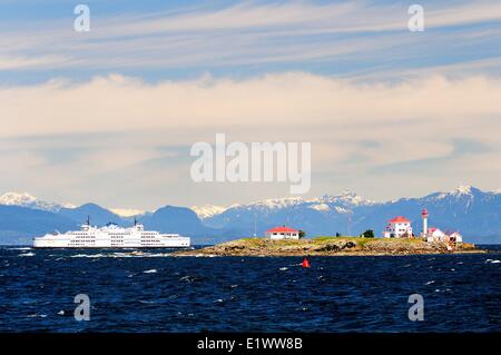 La BC Ferry Queen Alberni séries phare de l'île d'entrée près de l'île Gabriola, dans le détroit de Géorgie près de Nanaimo (Colombie-Britannique). L Banque D'Images