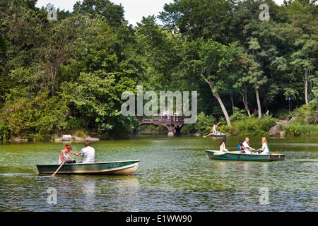 Des nombreux plans d'eau de New York City's Central Park se trouve le lac où les visiteurs peuvent explorer à louer bateaux à rame. Dans t Banque D'Images