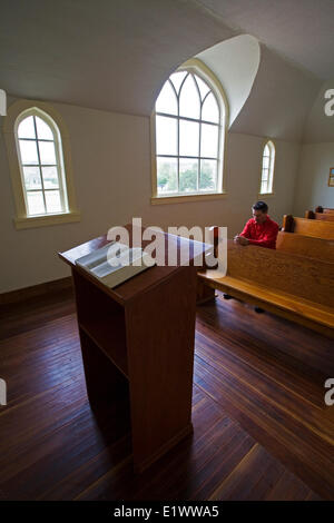 L'âge moyen des hommes priant dans l'église unie, Dorothy l'Alberta, au Canada. Banque D'Images