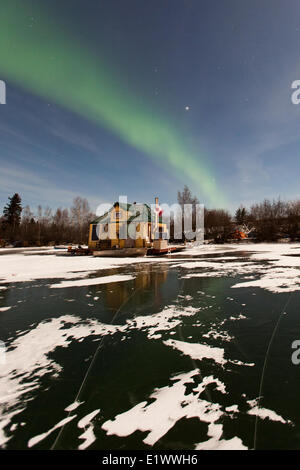 La ville de la mine Giant et Aurora Borealis, Territoires du Nord-Ouest, Canada Banque D'Images